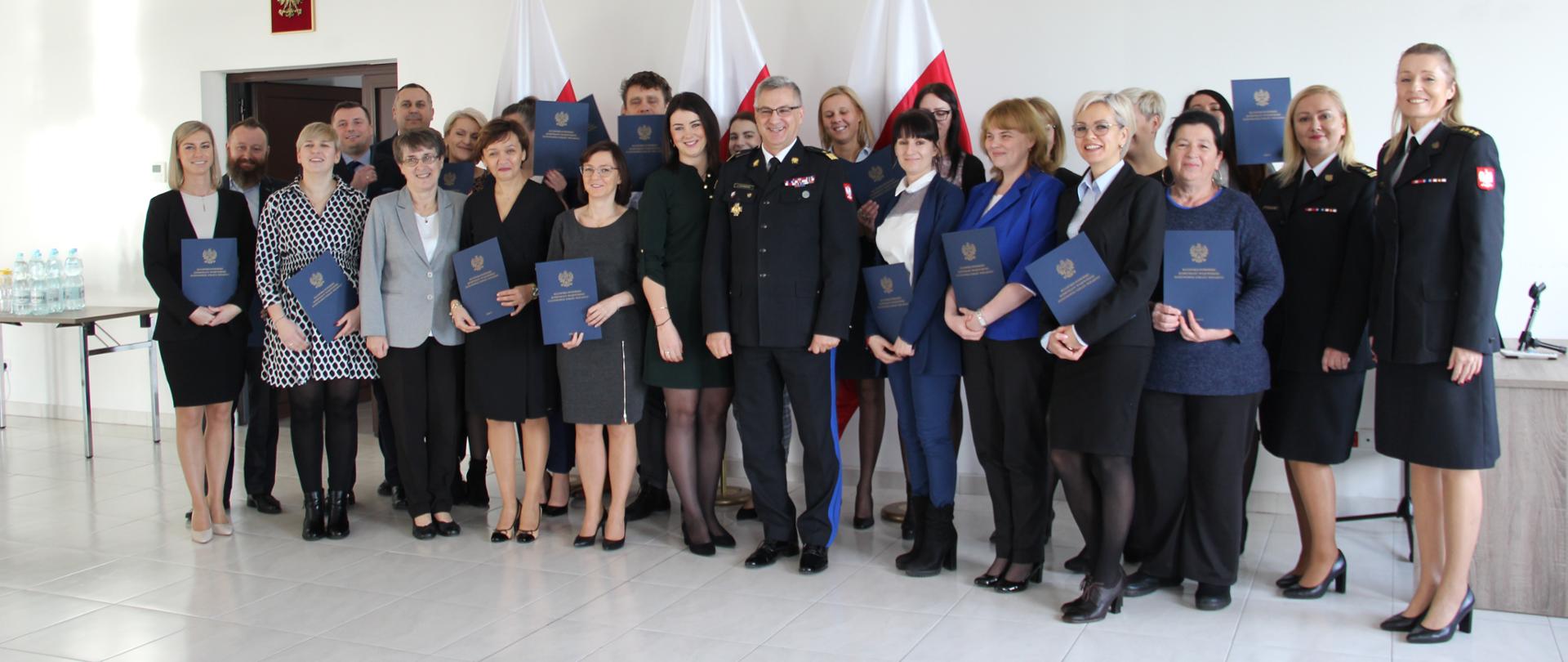 Na zdjęciu znajdują się pracownicy cywilni Państwowej Straży Pożarnej z terenu województwa kujawsko-pomorskiego oraz Komendant Wojewódzki, zdjęcie wykonano w Ośrodku Szkolenia w Łubiance.