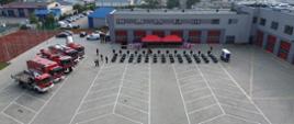 Miejsce uroczystości czyli parking wewnętrzny KW PSP Kielce podczas przekazania sprzętu. Ujęcie z drona. 
