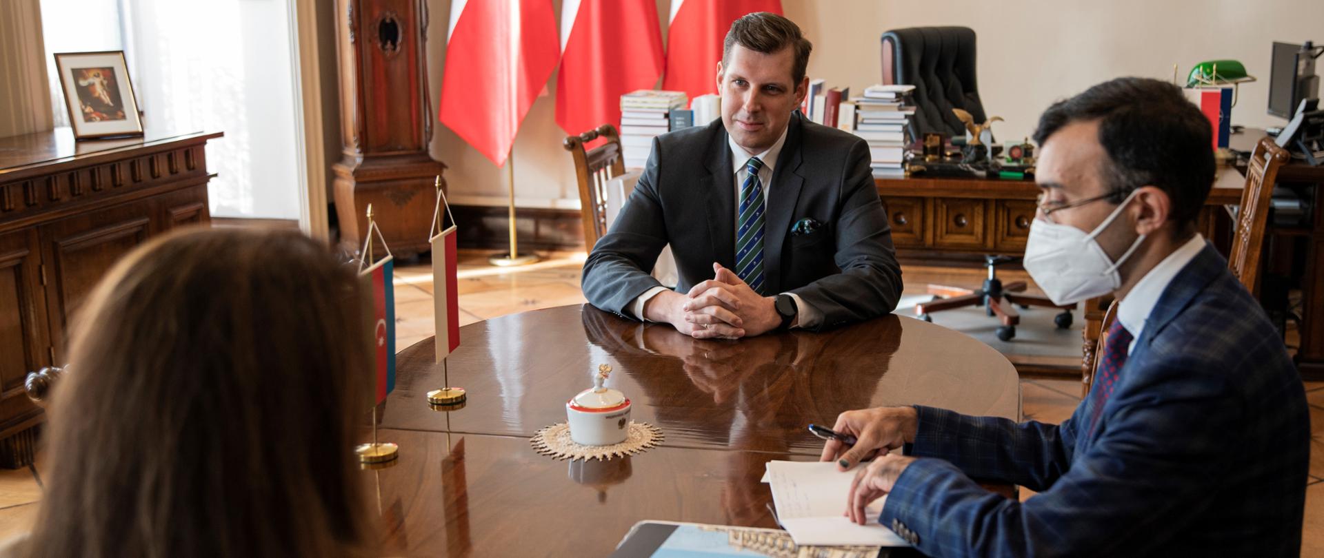 Wojewoda łódzki Tobiasz Bocheński w trakcie rozmowy z ambasadorem Republiki Azerbejdżanu 