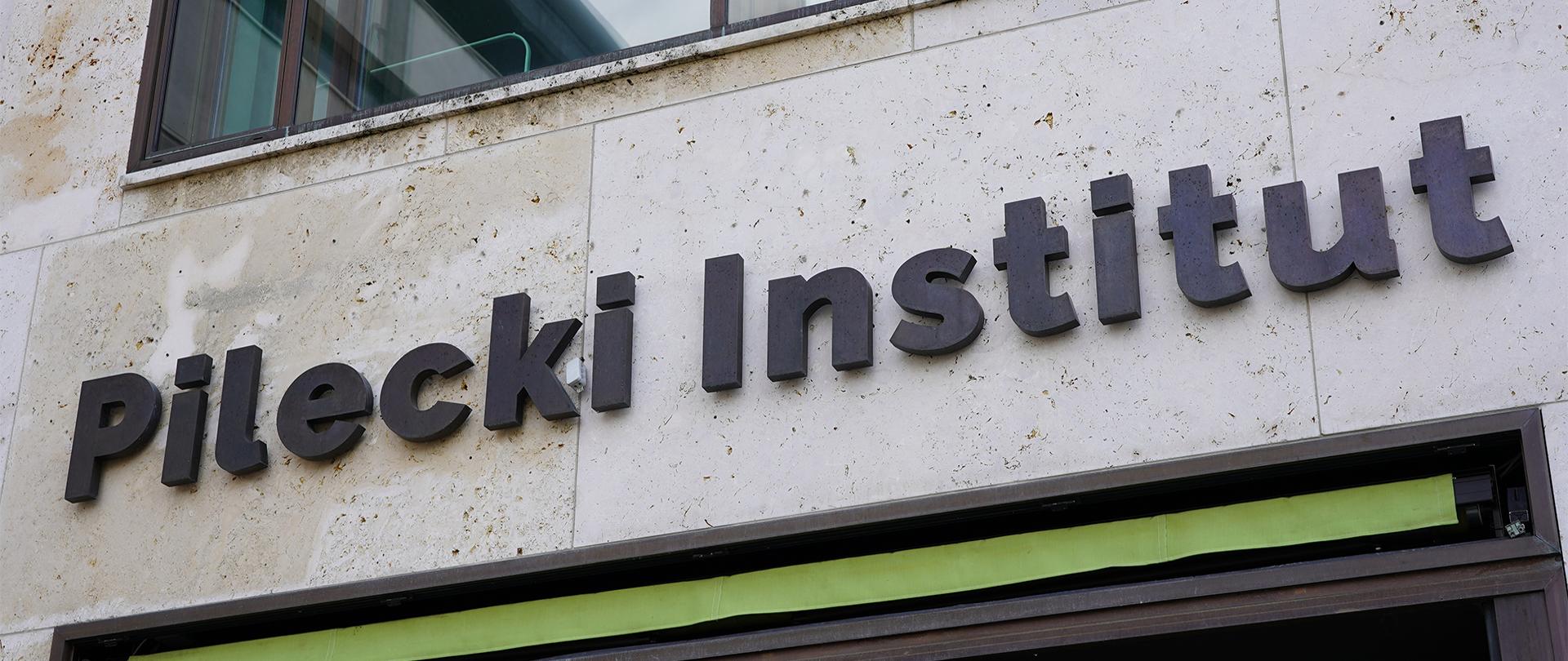 Napis "Pilecki Institut" na elewacji budynku