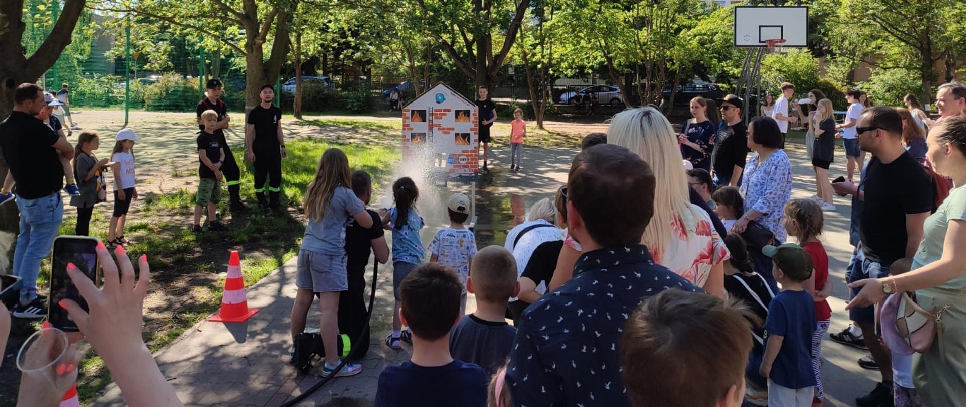 Strażacy na Pikniku Szkolnym