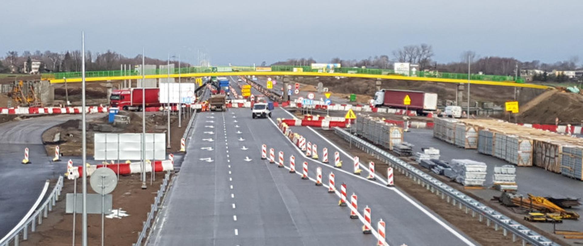 Budowa autostrady A1 węzeł Piotrków Trybunalski Południe, na zdjęciu widoczna tymczasowa organizacja ruchu na jezdni zachodniej.
