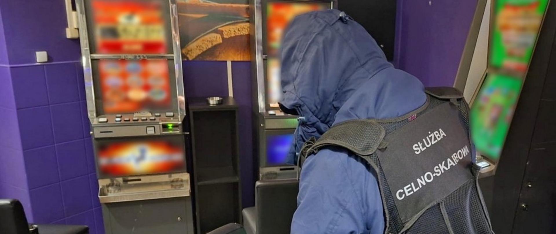 Funkcjonariusz we wnętrzu nielegalnego salonu gier