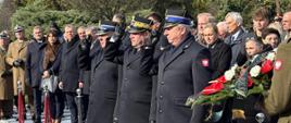 Komendant Miejski PSP m.st. Warszawy wraz z Zastępcą oraz Mazowieckim Komendantem Wojewódzkim podczas uroczystego oddania hołdu ofiarom katastrofy.