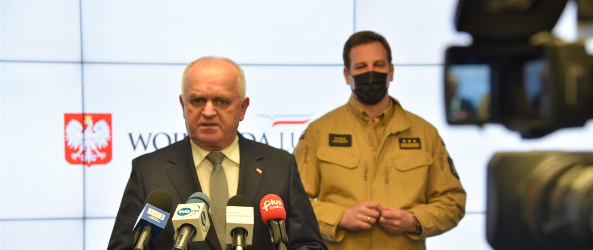 Wojewoda Lubuski w czasie konferencji prasowej