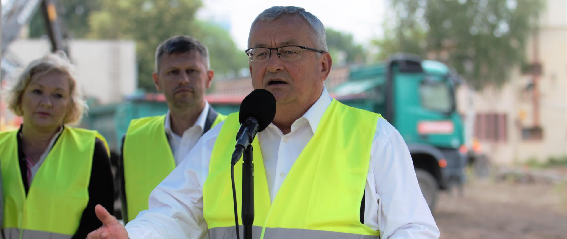 Minister infrastruktury Andrzej Adamczyk podczas konferencji prasowej dotyczącej podpisania umowy na dofinansowanie z Rządowego Funduszu Rozwoju Dróg zadania „Budowa i przebudowa kluczowych odcinków dróg w celu poprawy funkcjonowania układu komunikacyjnego miasta Torunia”