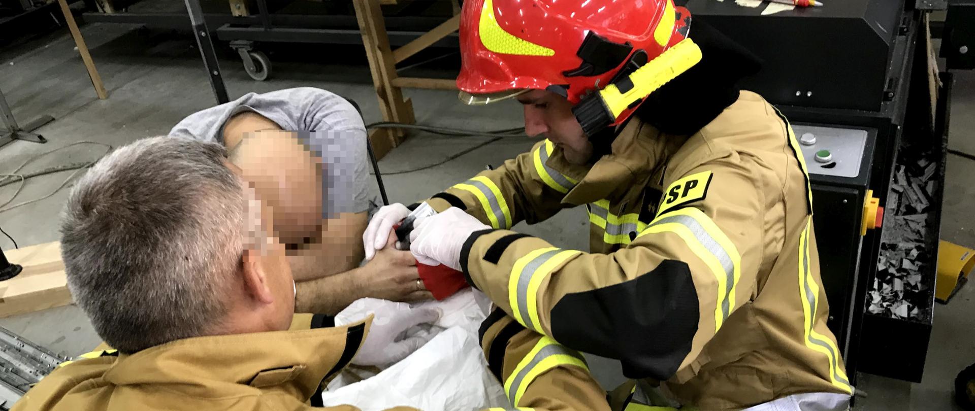 samochód dachował znajduje się w rowie w tle rów oraz drzewa