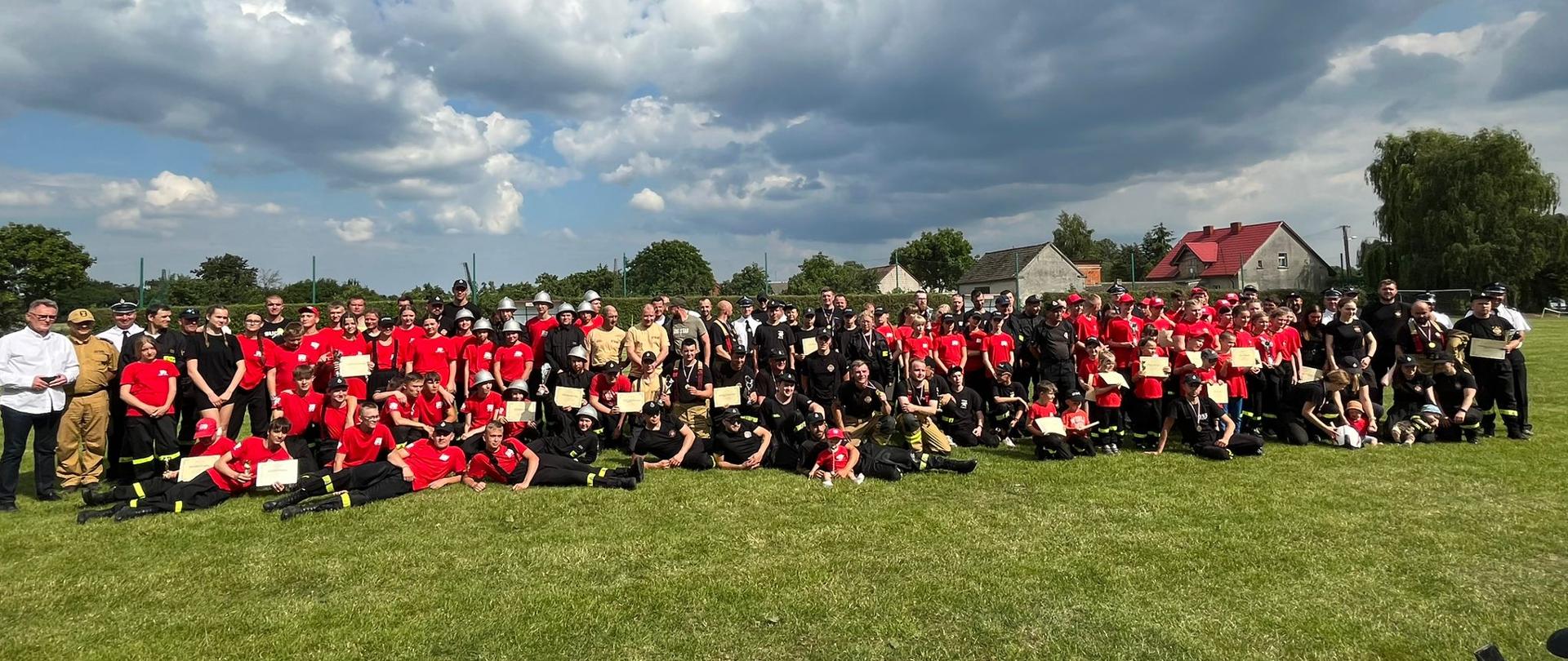 Na zdjęciu wspólne zdjęcie wszystkich drużyn biorących udział w zawodach