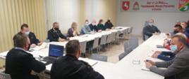 Zdjęcie przedstawia strażaków oraz przedstawicieli samorządów siedzących na świetlicy komendy miejskiej PSP w Koninie podczas spotkania dot. nowej ustawy o OSP. 