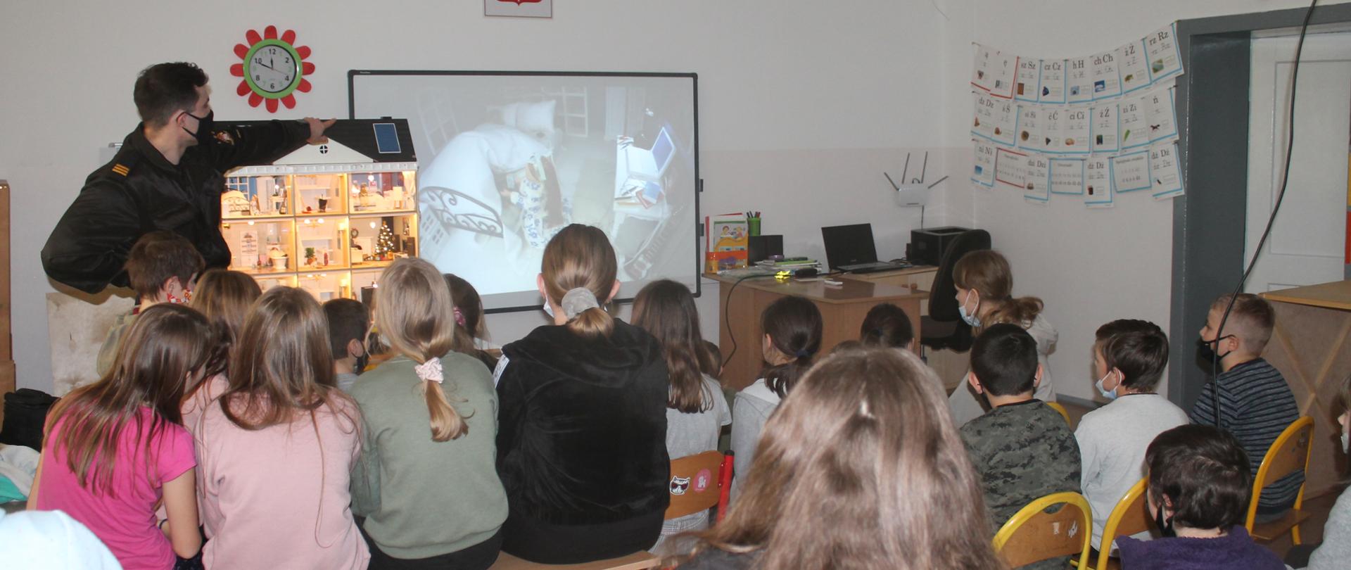 Zdjęcie przedstawia strażaka podczas prewencji społecznej