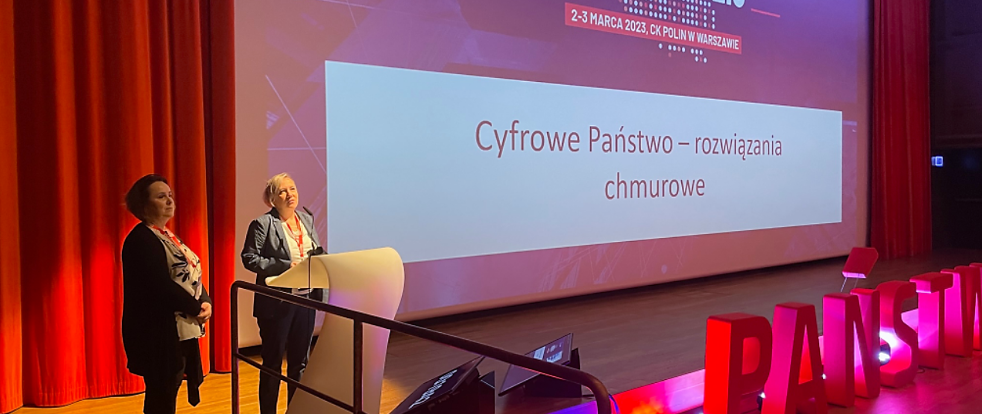 Dyrektor Joanna Baranowska z KPRM wypowiada się na konferencji Państwo 2.0.