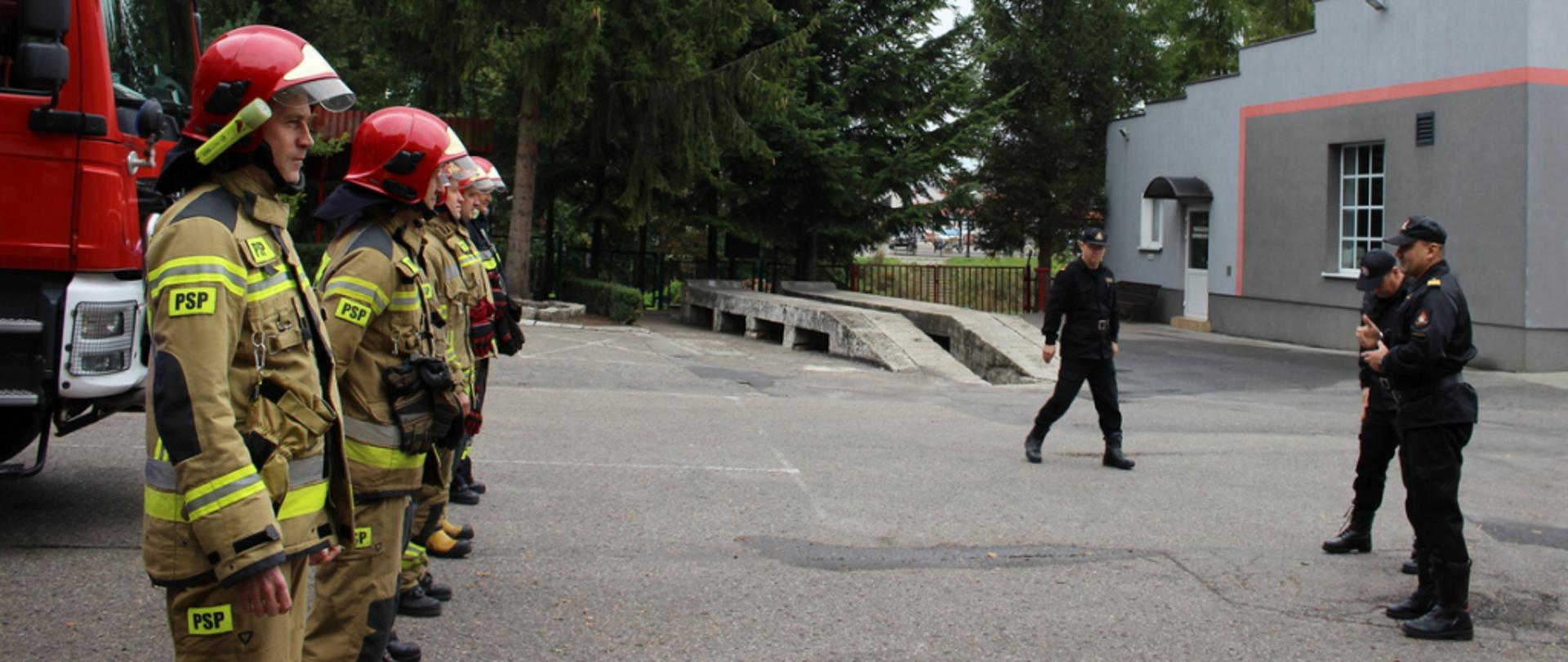 Przywitanie W-M Komendanta Wojewódzkiego przez pracowników KP PSP w Braniewie