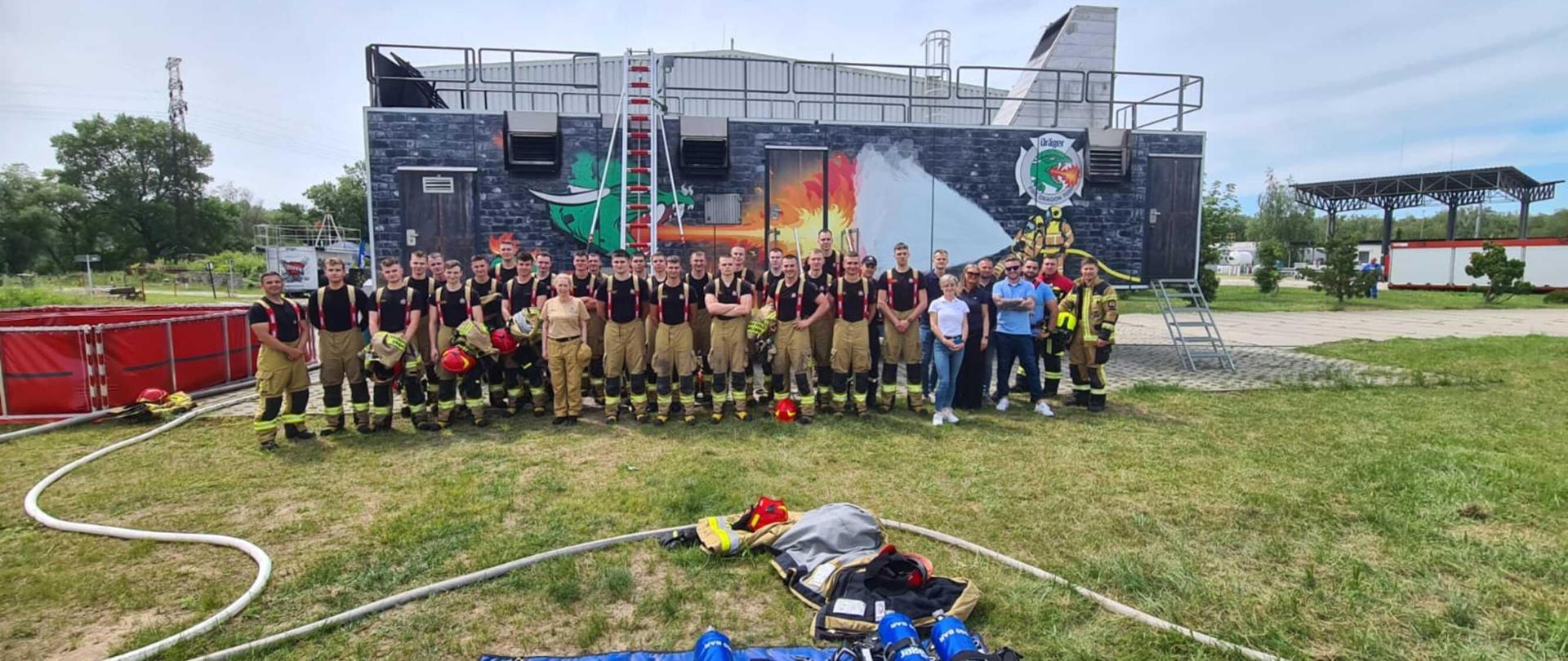 Zdjęcie grupowe strażaków po szkoleniu