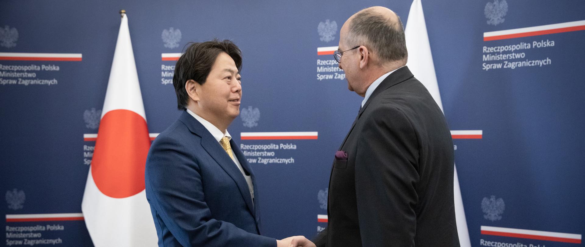 Ministrowie Spraw Zagranicznych Japonii i Polski Yoshimasa Hayashi i Zbigniew Rau