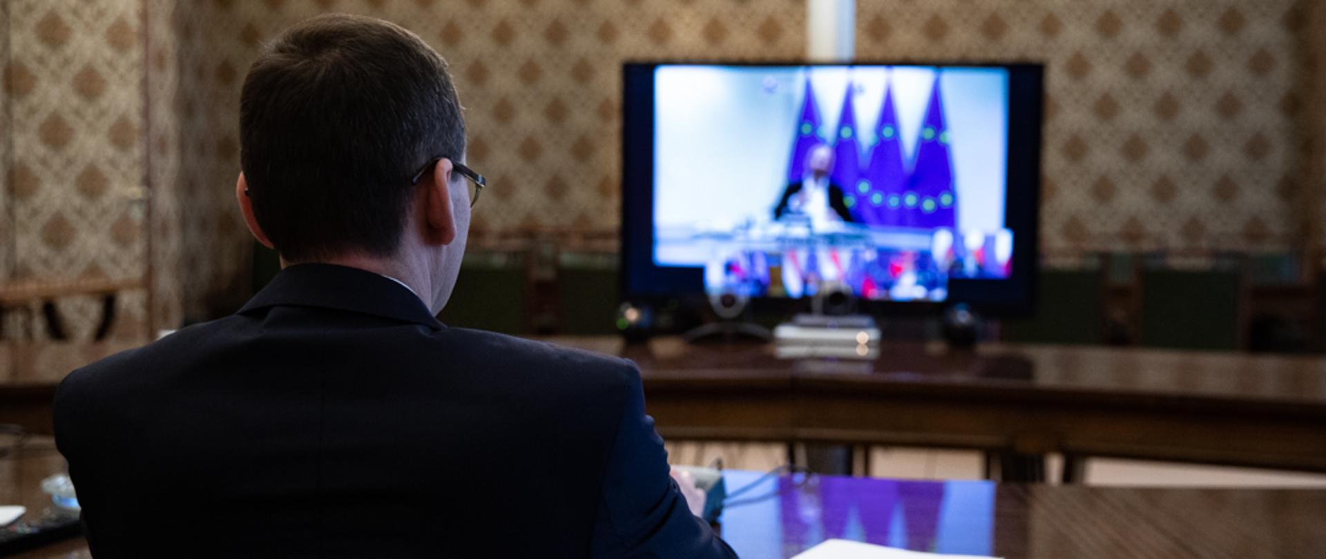 Widok zza premiera na trwającą wideokonferencję.