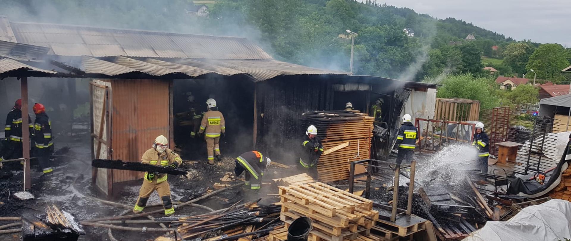 Zdjęcie przedstawia pracujących strażaków podczas pożaru 
