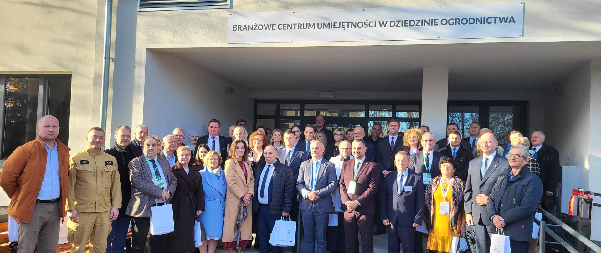 Otwarcie BCU w Kluczkowicach zdjęcie pamiątkowe.