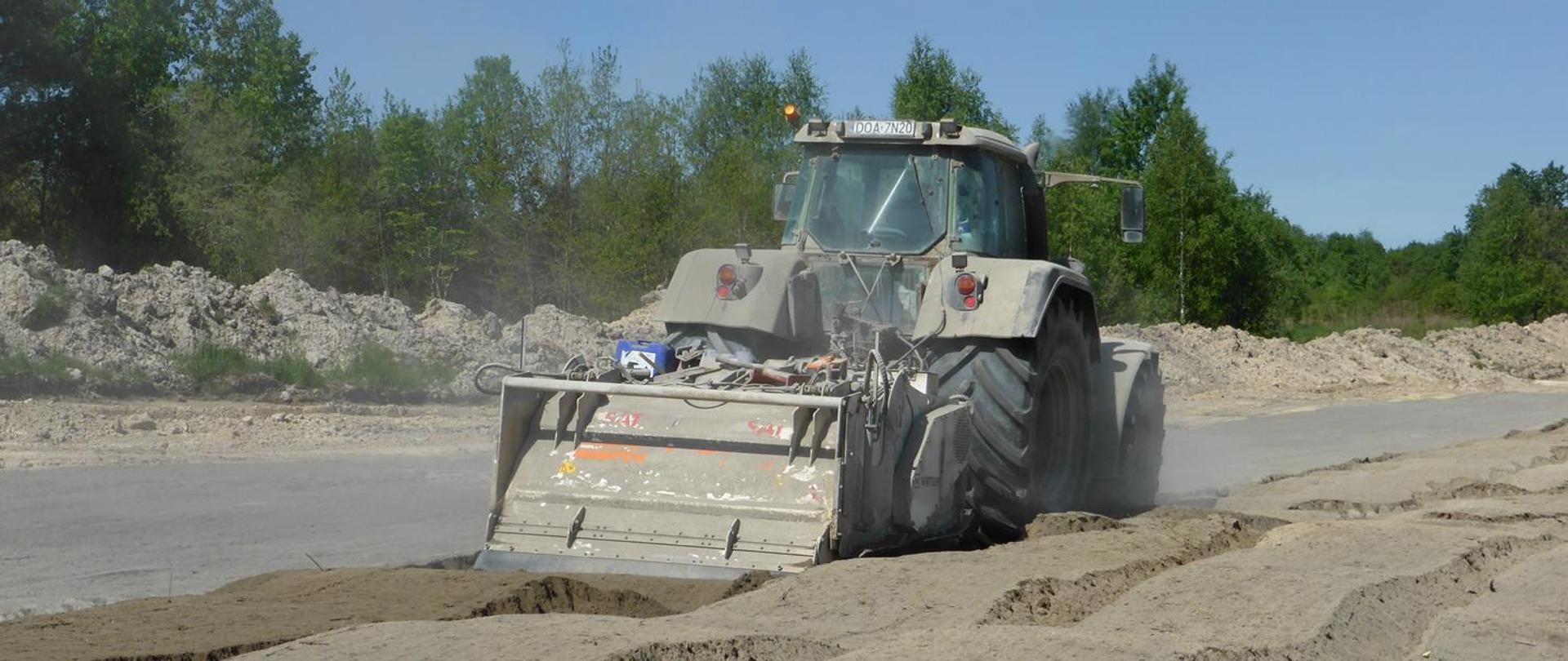 DK42 budowa obwodnicy Wąchocka - roboty ziemne na ciągu głównym trasy z użyciem spycharki 