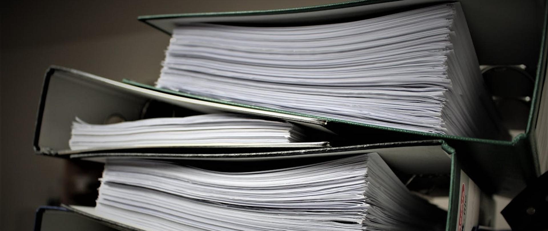 segregatory z papierami