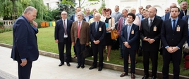 Wiceminister Zarudzki z przedstawicielami INRA na dziedzińcu MRiRW