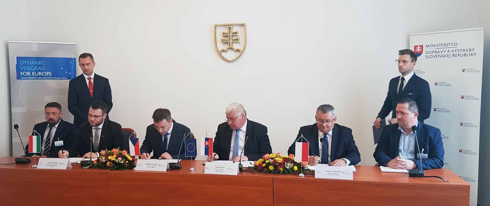 Minister A. Adamczyk podpisał Deklarację dotyczącą projektu sieci kolejowej dużych prędkości w Europie Środkowej i jej finansowania