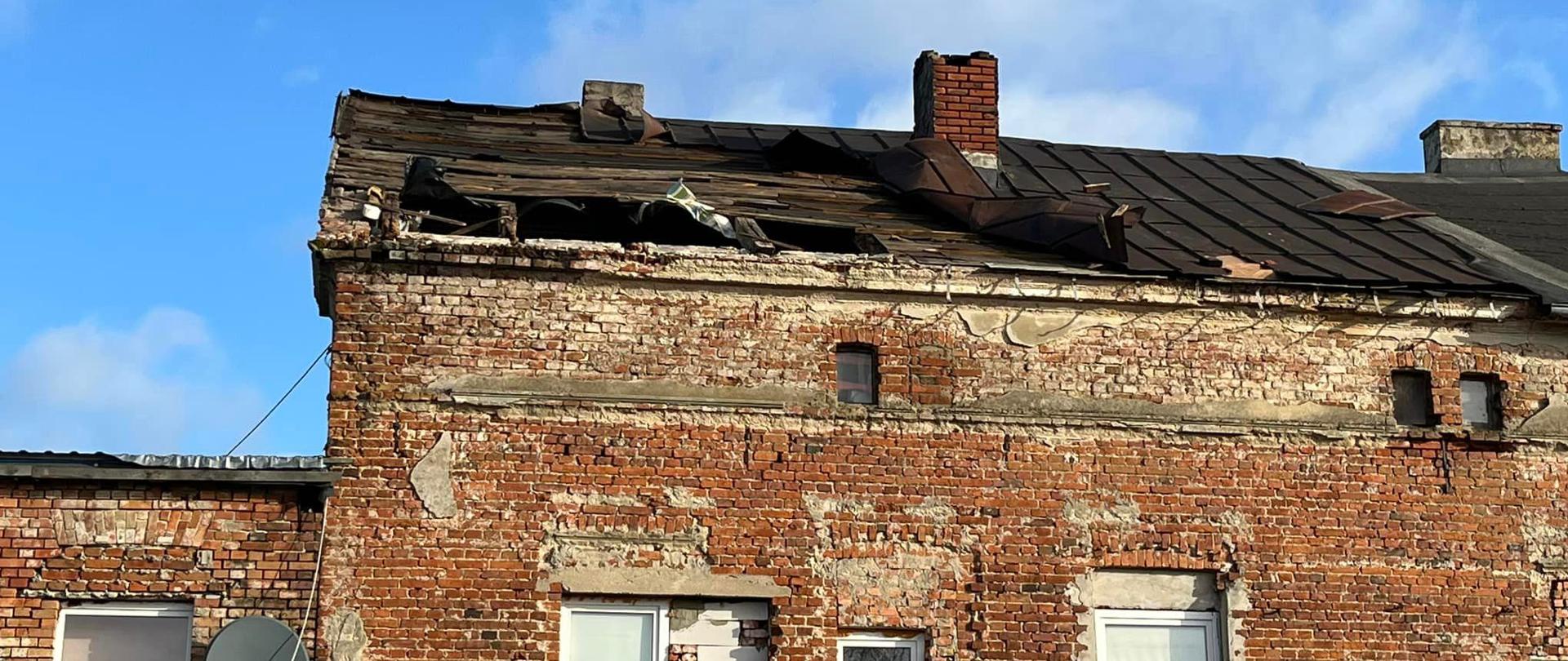 Uszkodzony dach na budynku mieszkalnym