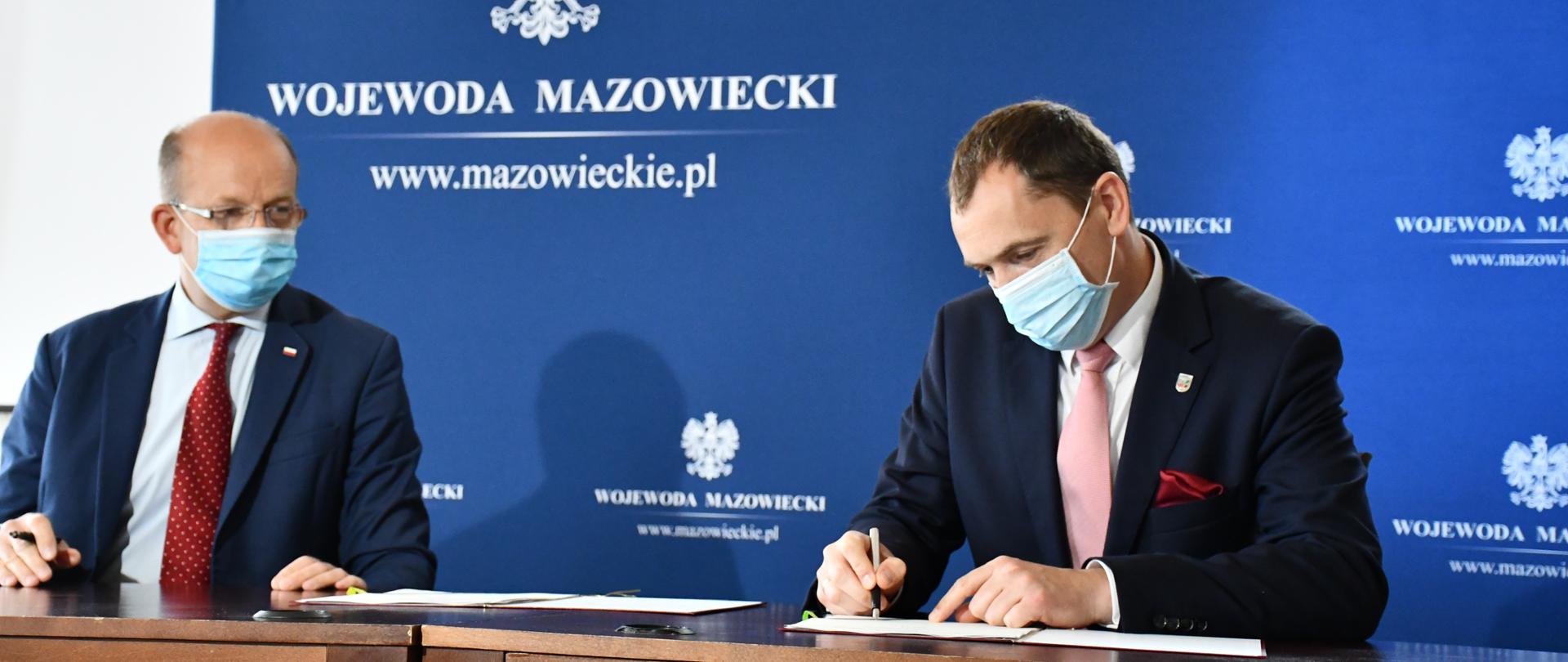 Wojewoda Konstanty Radziwiłł i Wójt Gminy Żabia Wola Piotr Rybka podczas podpisywania umowy w ramach Funduszu Rozwoju Przewozów Autobusowych