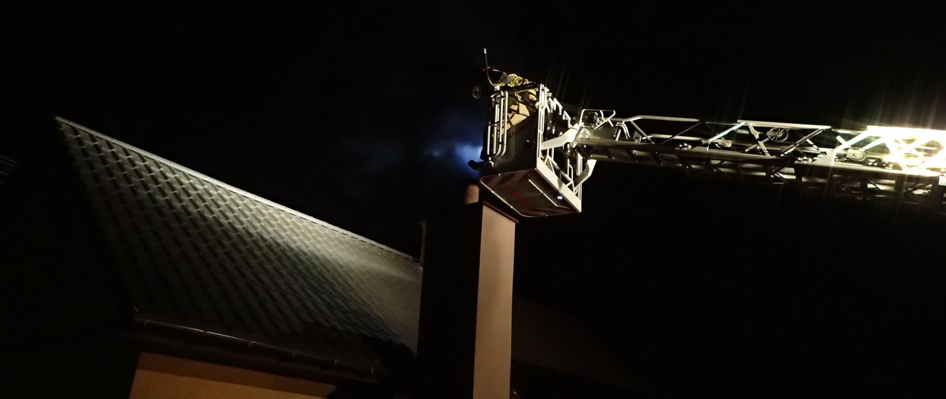 Strażacy w koszu drabiny mechanicznej