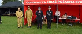 Organizatorzy wydarzenia podczas przemowy na rozpoczęciu zawodów. W tle czerwony namiot i osoby odpowiedzialne za obsłhę sekretariatu