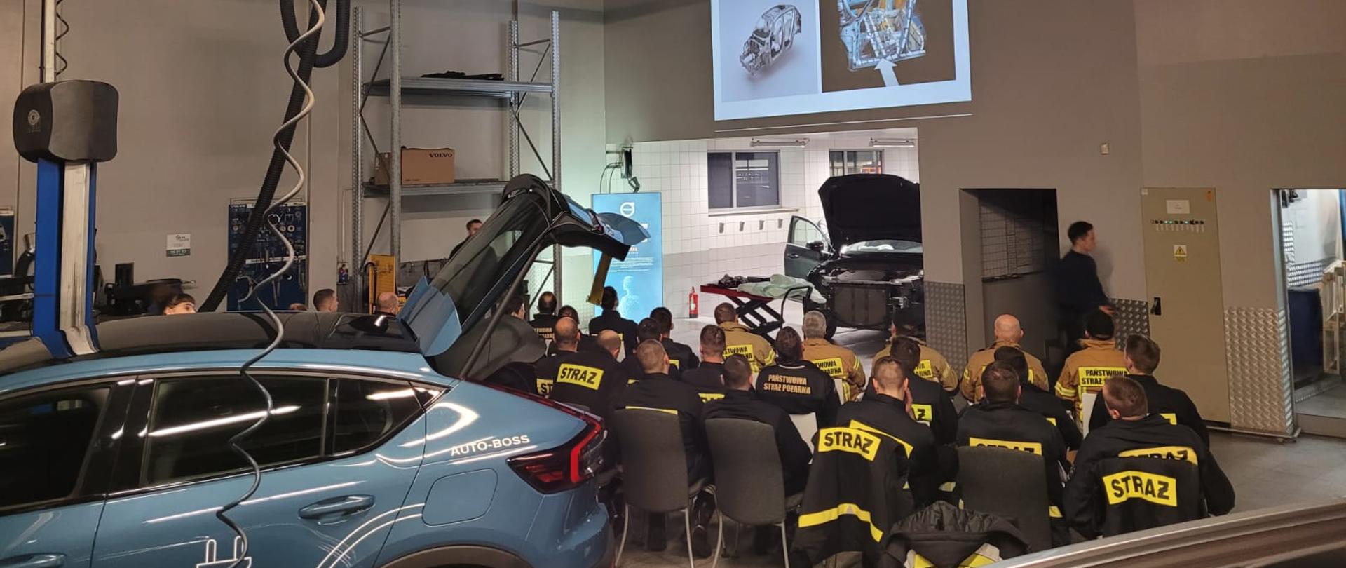 Strażacy biorący udział w szkoleniu z budowy pojazdów. 