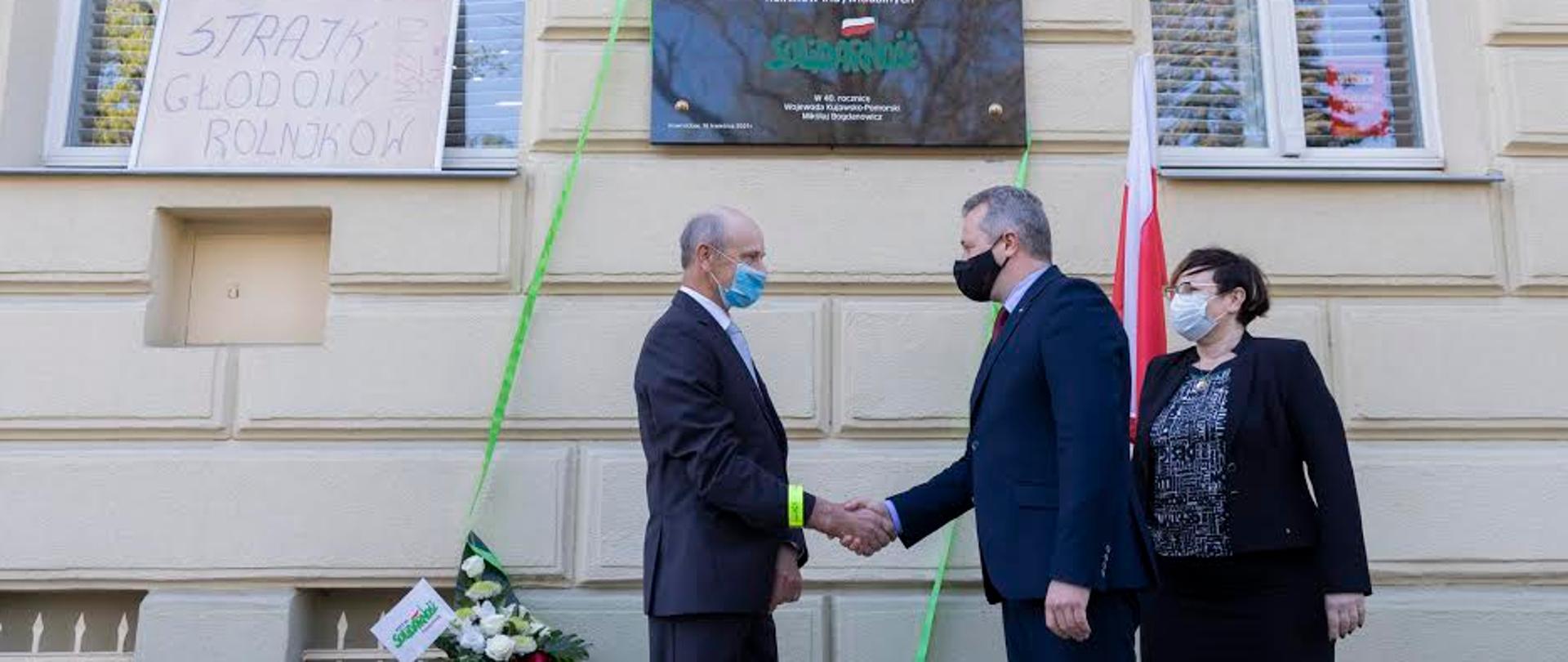 Wojewoda Mikołaj Bogdanowicz wręcza przywódcy protestu w Inowrocławiu Mieczysławowi Wójcikowi Medal Wojewody Kujawsko-Pomorskiego.