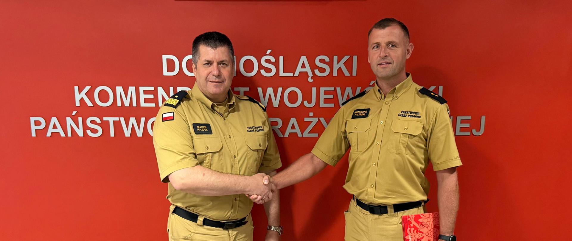 Dolnośląski Komendant Wojewódzki PSP we Wrocławiu nadbryg. Marek Hajduk wraz z p.o. Zastępcy Komendanta Powiatowego PSP w Lwówku Śląskim mł. kpt. Grzegorzem Falińskim