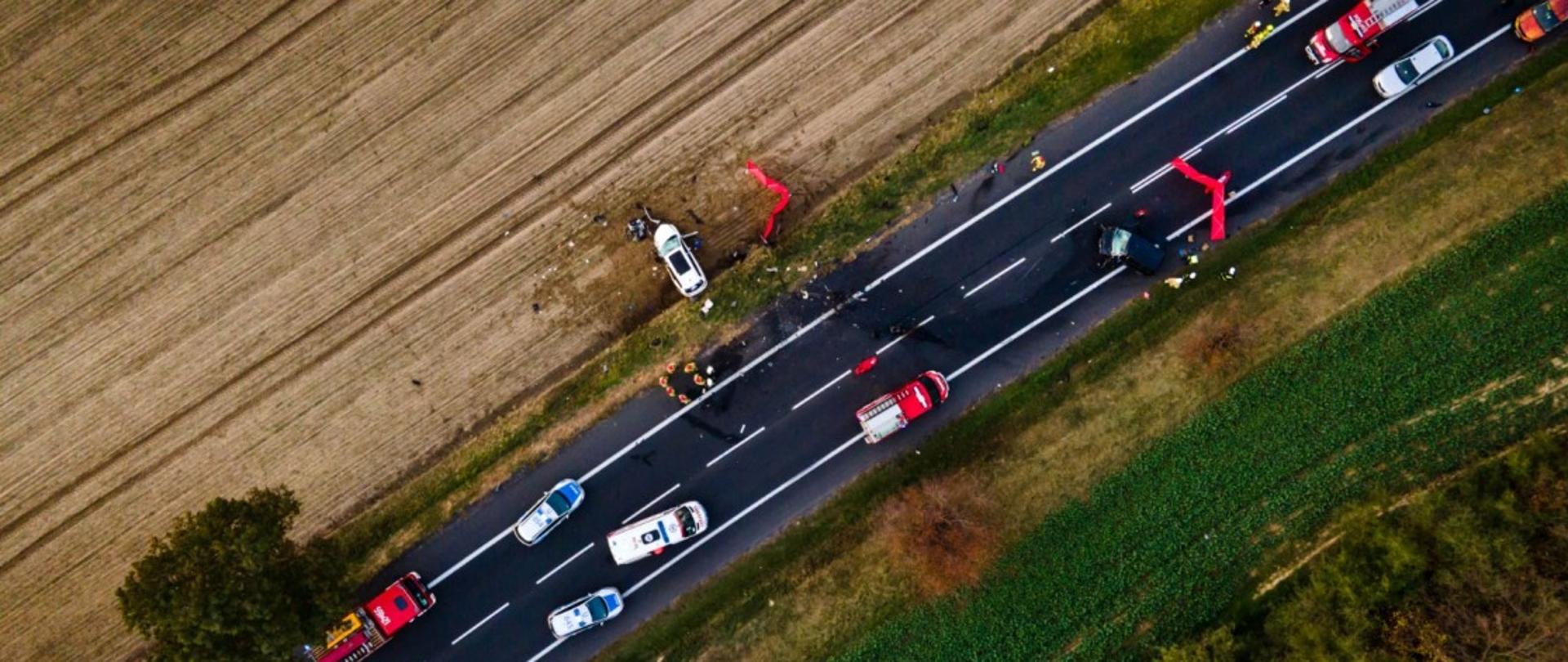 Widać uszkodzone samochody, pojazdy Straży Pożarnej, Policji i Karetki Pogotowia z lotu ptaka