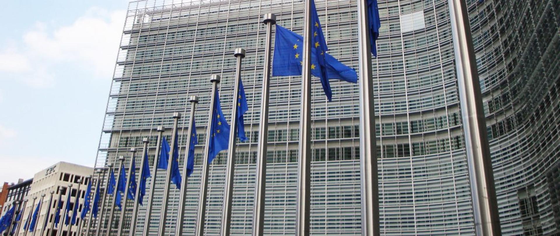 Budynek Komisji Europejskiej - maszty z flagami