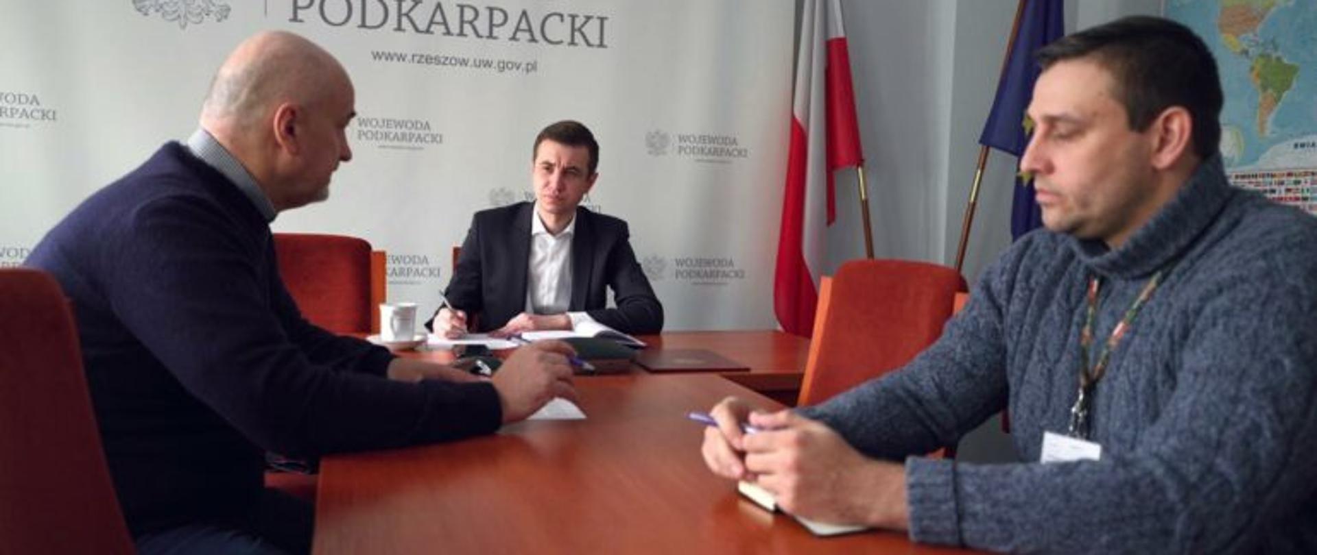 II wicewojewoda podkarpacki Radosław Wiatr przewodniczy posiedzeniu Wojewódzkiego Zespołu Zarządzania Kryzysowego