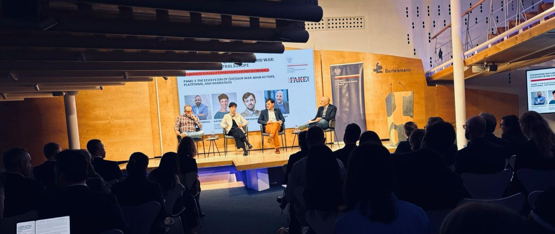 Paneliści seminarium: od lewej Marc Marginedas, Katarzyna Szaran, Yevhen Fedchenko, Borja Diaz Merry 