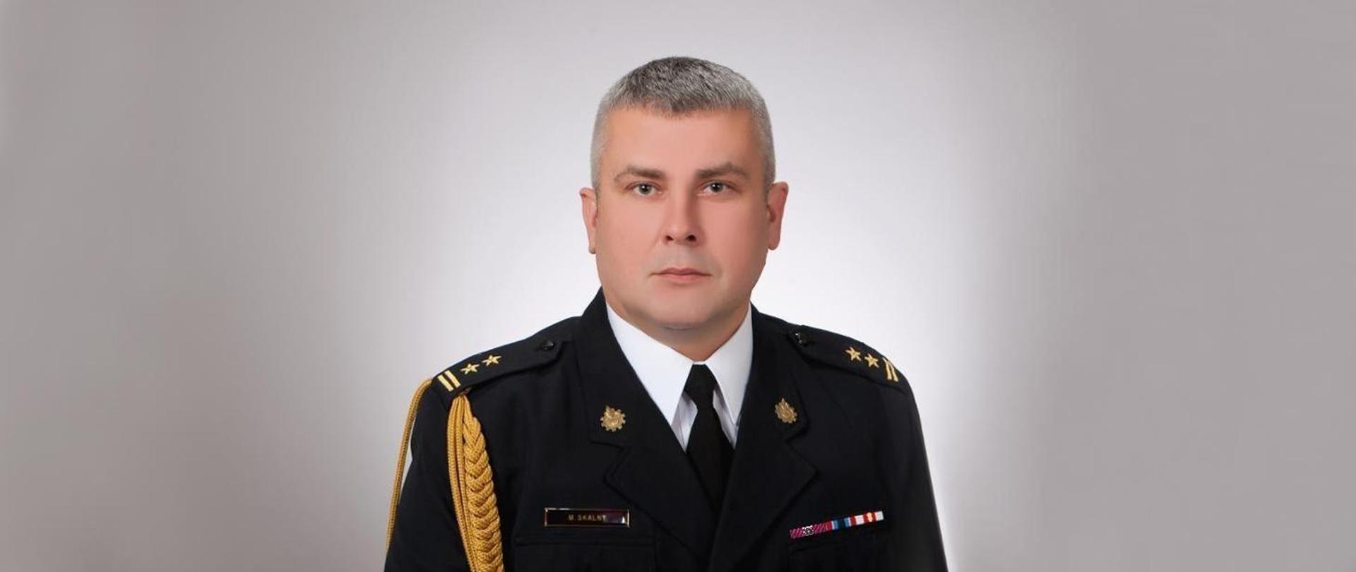 Zastępca Opolskiego Komendanta Wojewódzkiego PSP bryg. Marcin SKALNY w mundurze galowym
