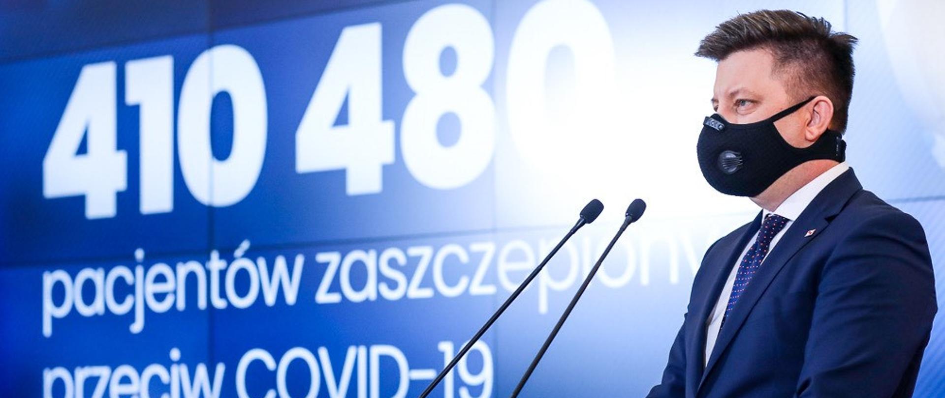 Minister Michał Dworczyk podczas konferencji.