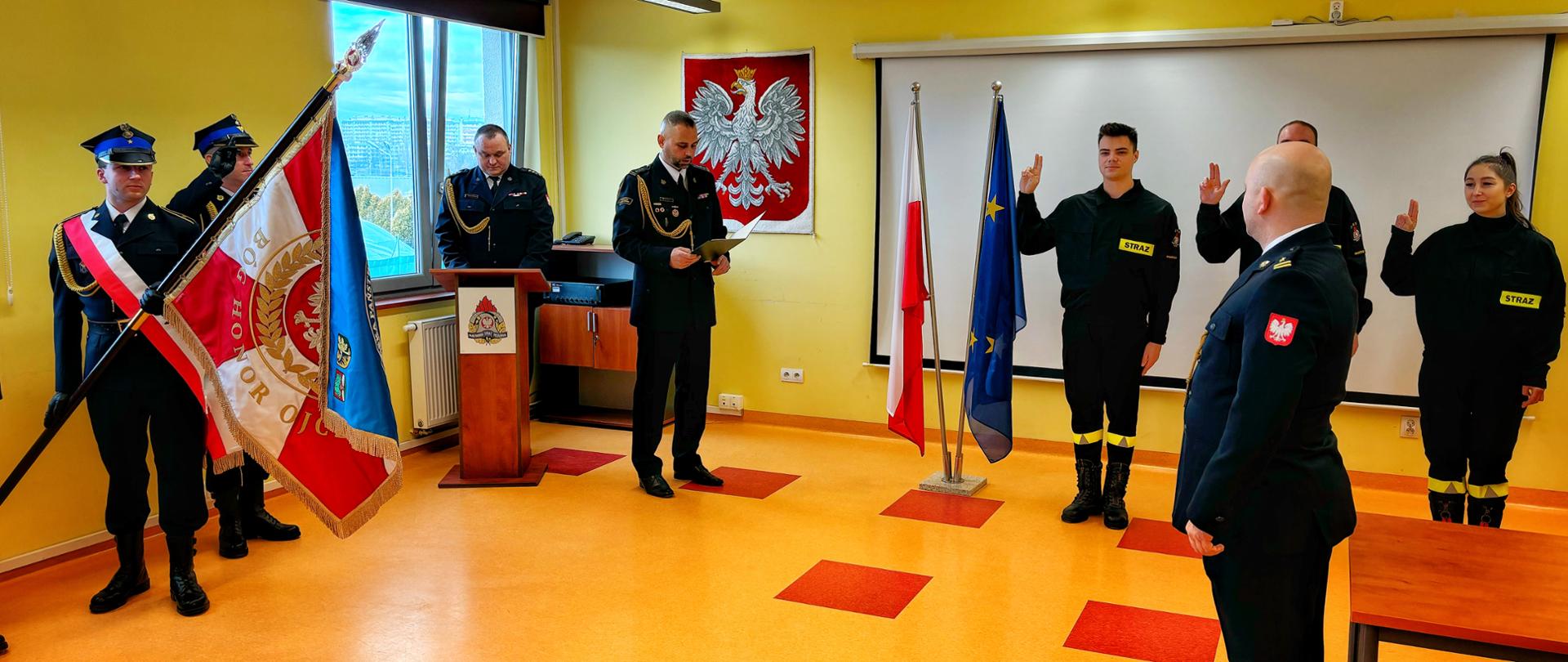 Sala dydaktyczna w Komendzie Miejskiej PSP w Wałbrzychu, uroczystość ślubowania nowych strażaków. Ślubowanie nowych strażaków