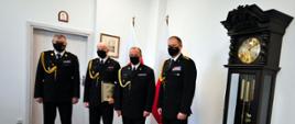Zdjęcie pamiątkowe przedstawiające: pomorskiego komendanta wojewódzkiego PSP st. bryg. Piotra Sochę, st. bryg. Grzegorza Kmiecika, komendanta powiatowego PSP st. bryg. Jacka Niewęgłowskiego oraz zastępcę dowódcy JRG nr 3 w Gdyni asp. sztab. Tomasza Richerta. 