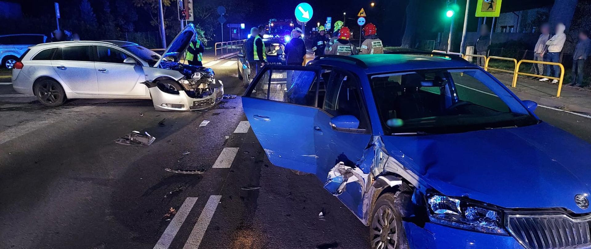 widoczne miejsce zdarzenia oraz uszkodzone pojazdy