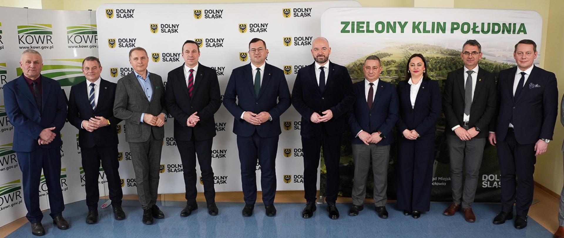 Wspólne zdjęcie przedstawicieli administracji rządowej, samorządowej oraz Krajowego Ośrodka Wsparcia Rolnictwa po zakończeniu uroczystości we Wrocławiu.