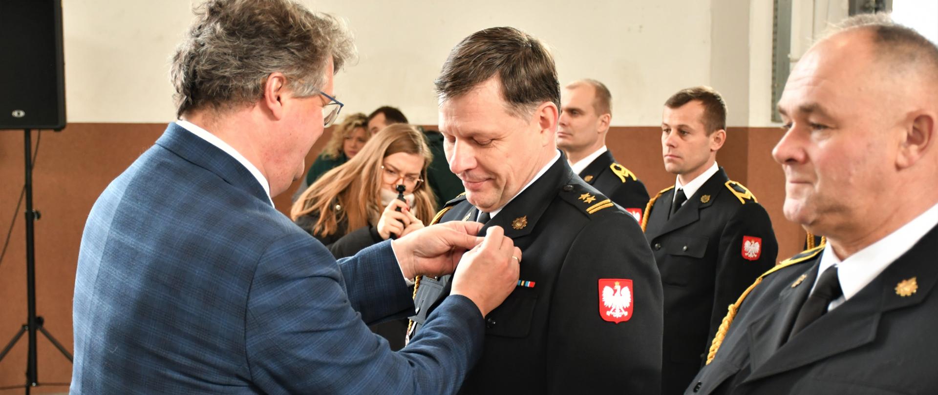 Uroczysty apel w Ciechanowie z udziałem Pana Macieja Wąsika Wiceministra Spraw Wewnętrznych i Administracji oraz gen. brygadiera Andrzeja Bartkowiaka Komendanta Głównego PSP