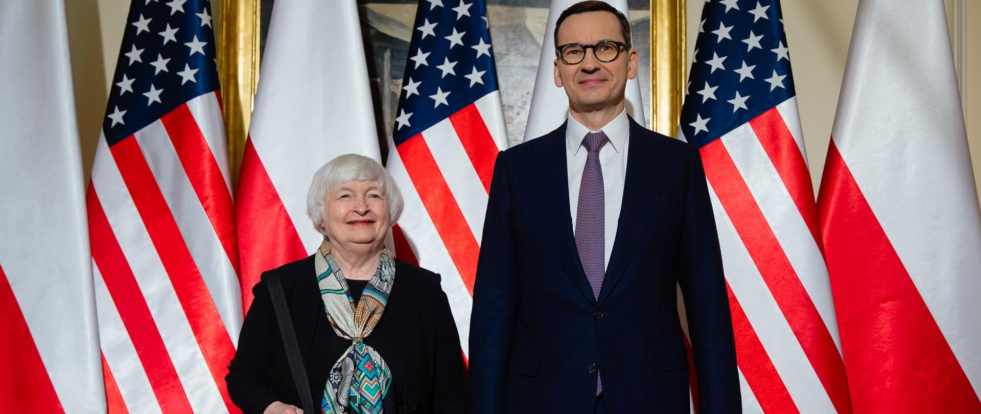 Zdjęcie przedstawia od lewej sekretarz skarbu USA Janet Yellen, od prawej premier Mateusz Morawiecki. Stoją na tle flag Polski i Stanów Zjednoczonych