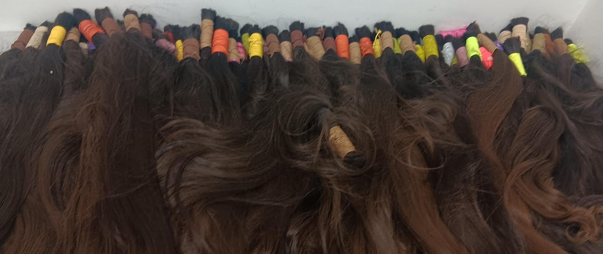 15 kg ludzkich włosów.