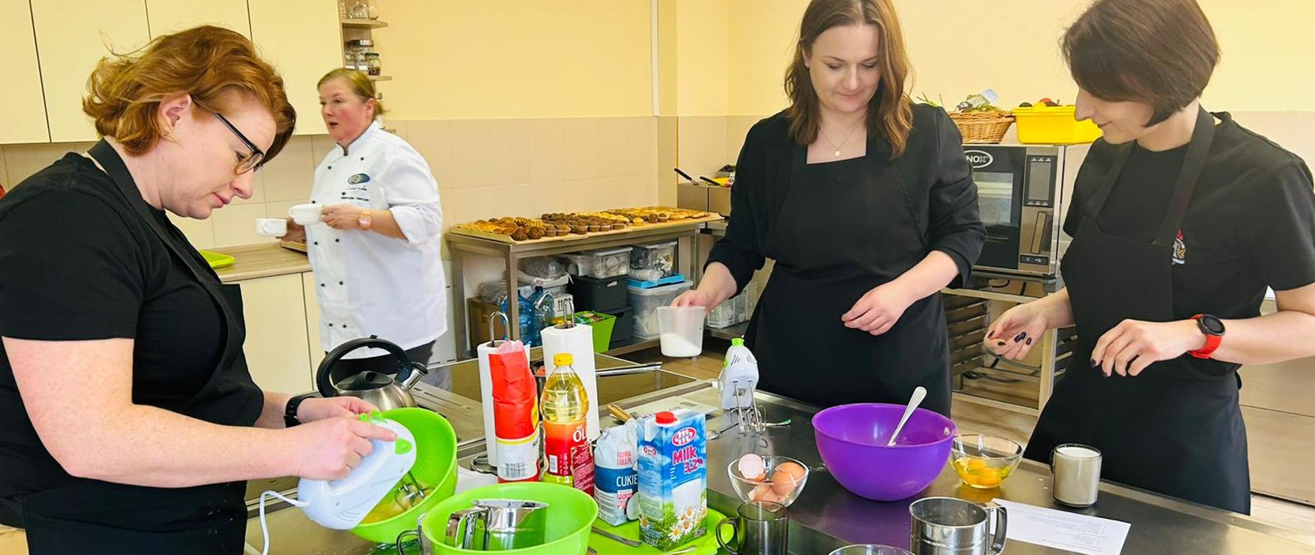 Kobiety zdobiące ciastka