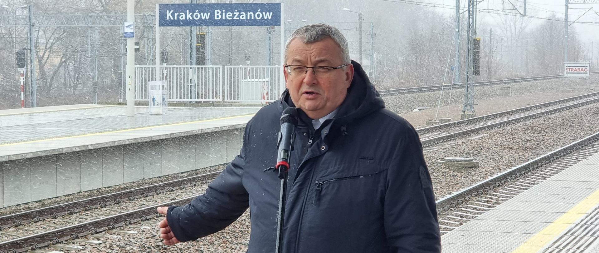 Minister infrastruktury Andrzej Adamczyk w trackie konferencji prasowej na stacji Kraków Bieżanów
