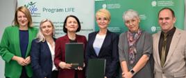 Zdjęcie grupowe. Podpisanie umowy o dofinansowanie projektu LIFE FOR RIVERS w siedzibie NFOŚiGW.