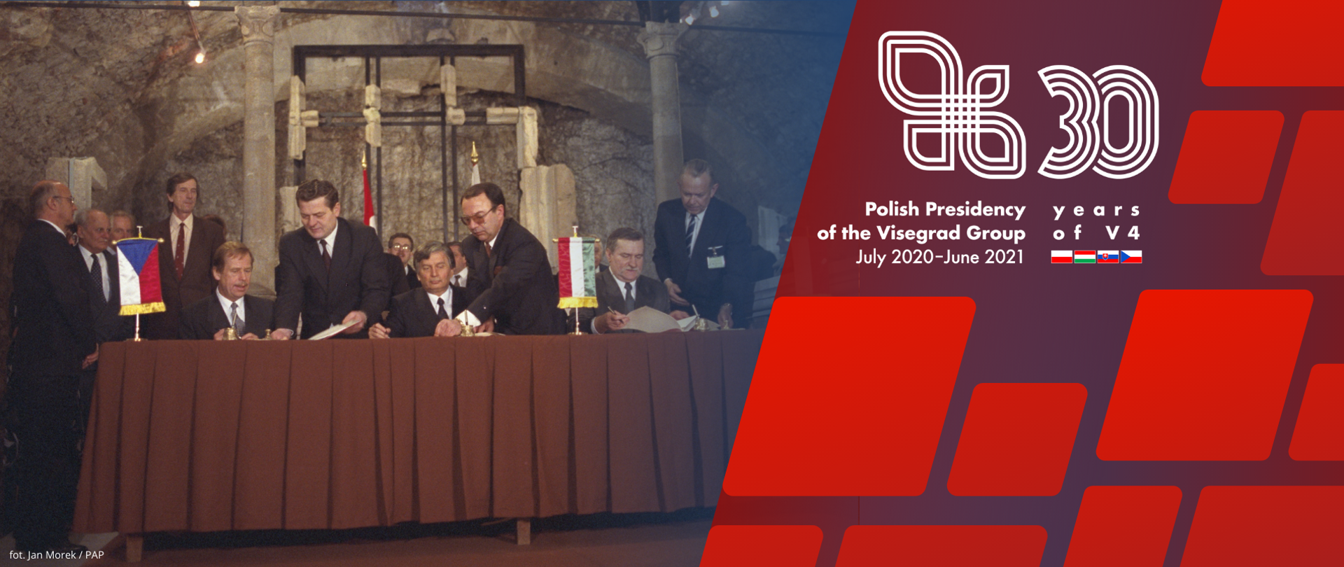 Grafika z okazji 30. rocznicy V4. Zawiera zdjęcie z podpisania na zamku w Wyszehradzie na Węgrzech Deklaracji o współpracy 