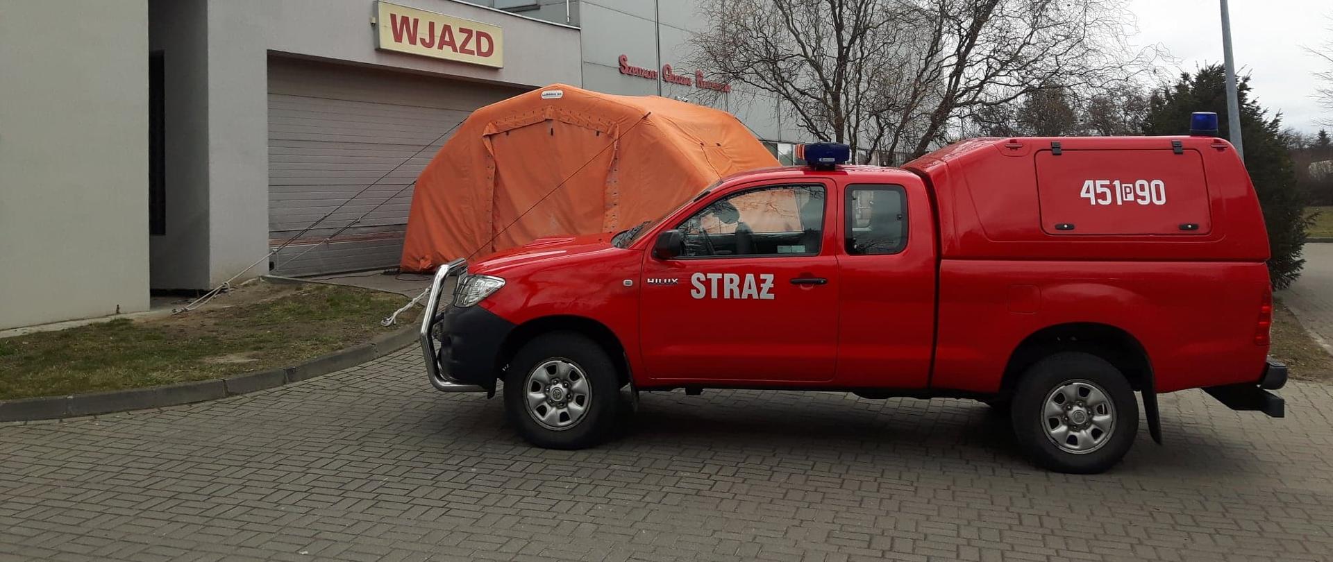 Toyota Hilux przy szpitalu